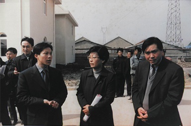 2001年2月20日，時任國家環(huán)保局副局長汪紀戎一行視察公司
