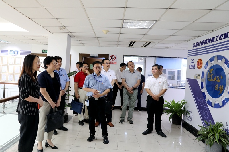 2020年7月14日，時任浙江省總工會黨組成員、副主席張衛(wèi)華一行蒞臨景興紙業(yè)調(diào)研推進新時代產(chǎn)業(yè)工人隊伍建設(shè)改革工作