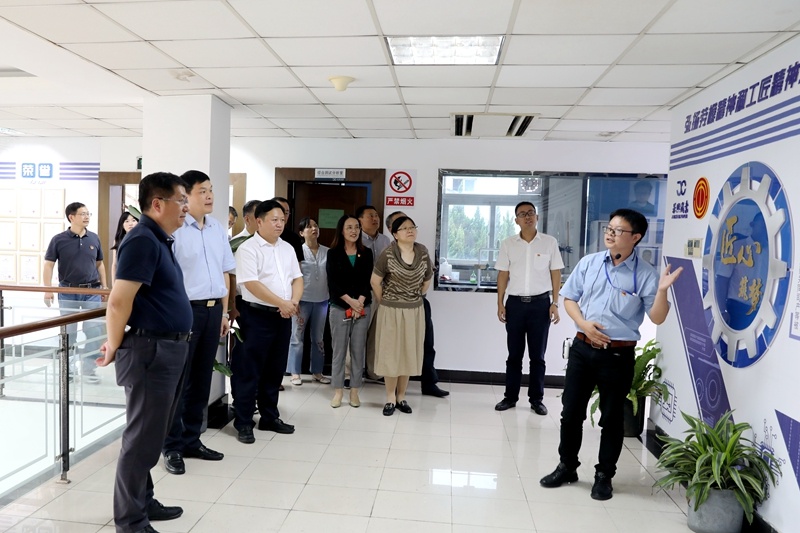2020年7月29日，時任浙江省政協(xié)常委、社法委副主任、省總工會副主席、一級巡視員董建偉蒞臨景興紙業(yè)調(diào)研新時代工匠培育工作